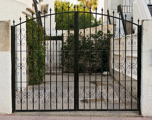 Iron gate with automatic opening mechanism 